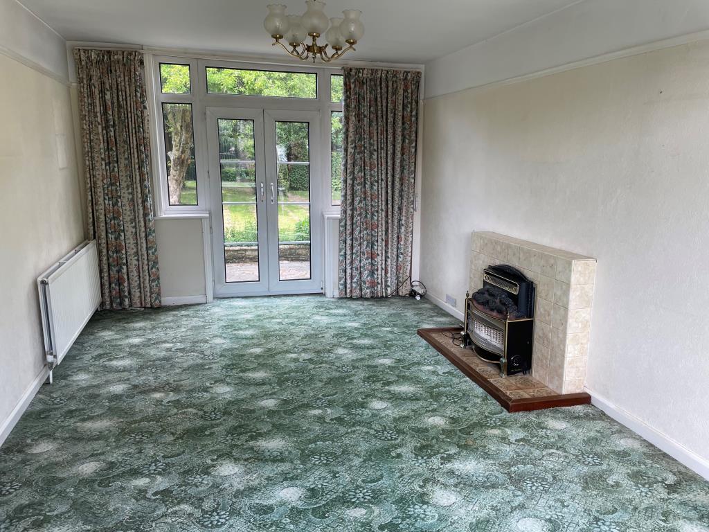 Lot: 124 - DETACHED HOUSE WITH LARGE GARDEN IN NEED OF UPDATING - living room with doors to rear garden